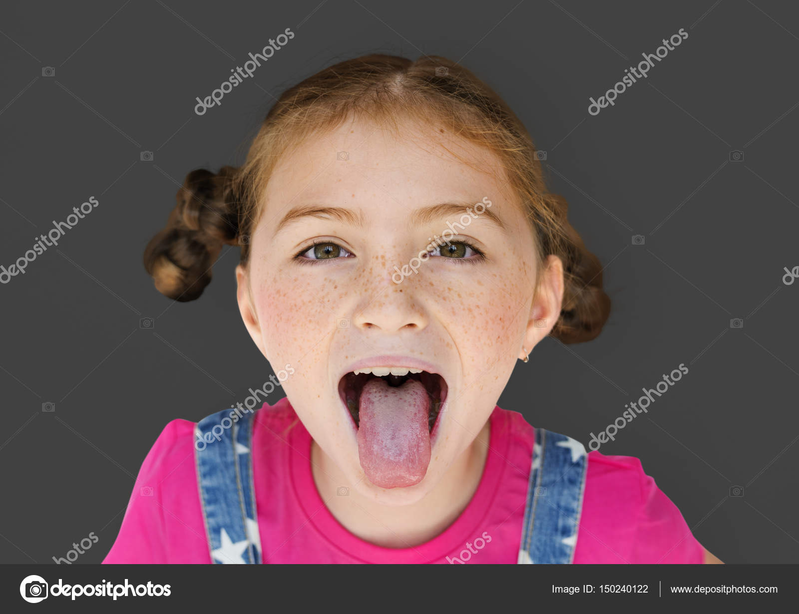 Sister mouth. Дети с открытым ртом и высунутым языком. Маленькая девочка открыла рот и высунула язык. Девочка открыла рот. Девушка с высунутым языком.