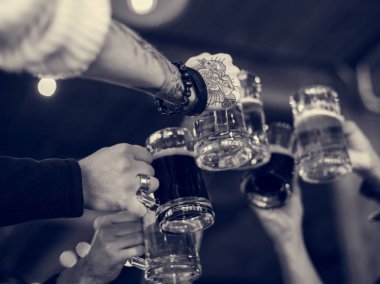 İnsanlar şerefe bira ile