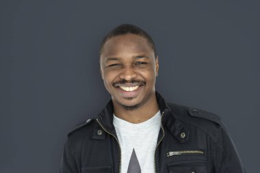 Afrikalı genç gülümseyen