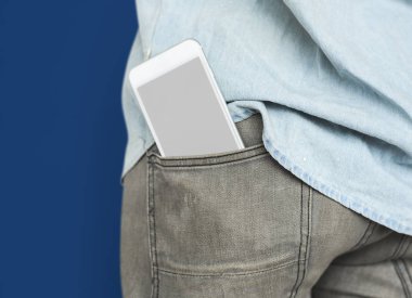 insanlar pantolon cebinde cep telefonu