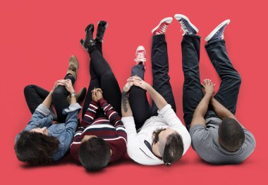 yerde yatarken gençler  