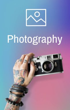 Dövmeli kadın el kamera tutarak