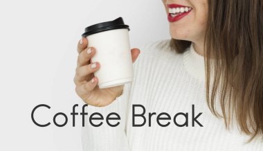 Elinde kahve fincanı tutan kadın.