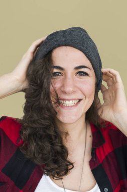 Güzel esmer kadın. 