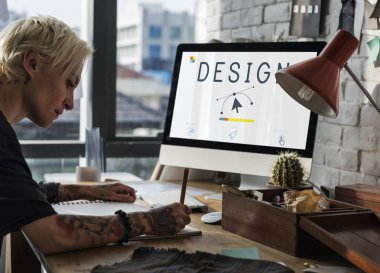 Tasarımcı kadın moda Studio'da çizim