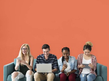 Dijital cihazlar kullanan öğrenciler