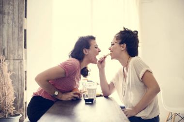 Lezbiyen çift birlikte vakit geçiriyor.