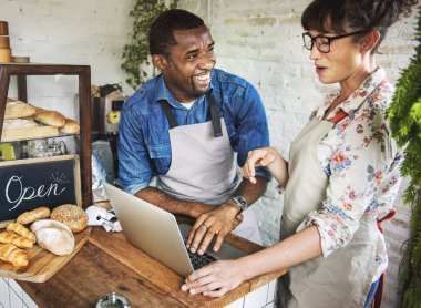 Fırıncılar ekmek dizüstü kullanarak dükkanda 