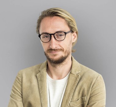 sakallı adam gülümsüyor