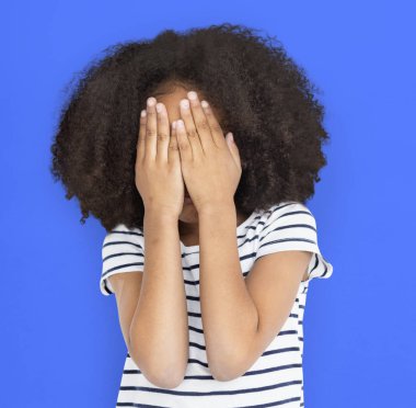 Kız kapsayan yüz eller ile