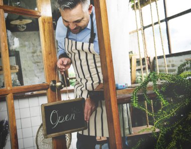 adam asılı açık işareti