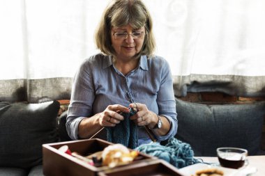 üst düzey kadın örgü 