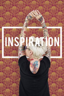 Studio poz dövmeli kadın