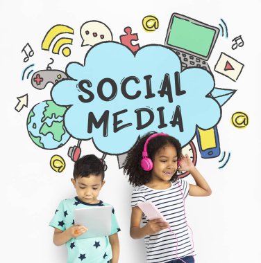 çocuklar dijital cihazlar kullanarak