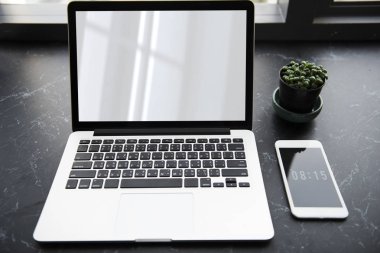 çalışma alanı tablo açılan dizüstü bilgisayar