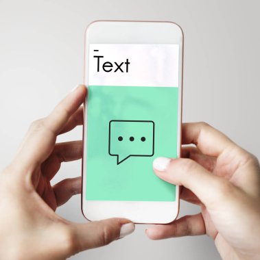 Elinde insan holding cep telefonu 