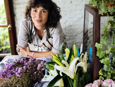 çiçekçi dükkanı kadın sahibi ile
