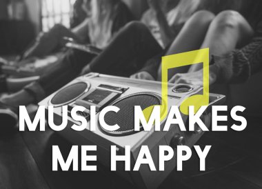  retro radyo ile katta oturan insanlar