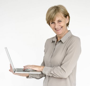 Laptop kullanan olgun bir kadın 