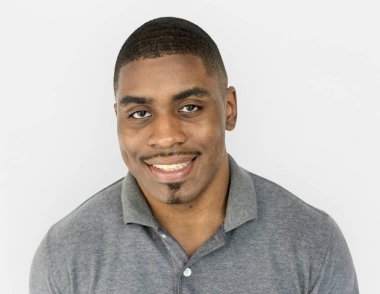 Mutlu Adam gülümsüyor.