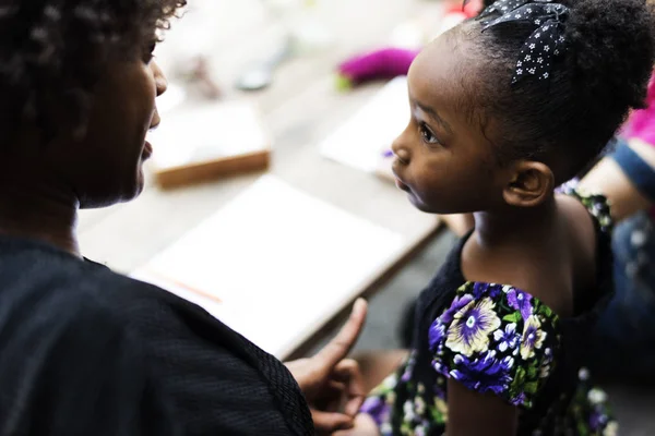 Afrikalı kız öğretmen için dinleme — Stok fotoğraf