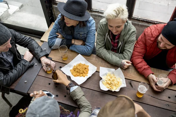 Olika människor umgås med Pub — Stockfoto