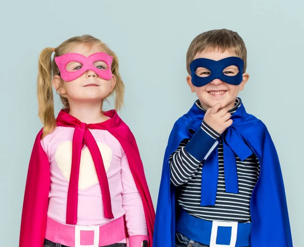 Kinder in Superheldenkostümen — Stockfoto