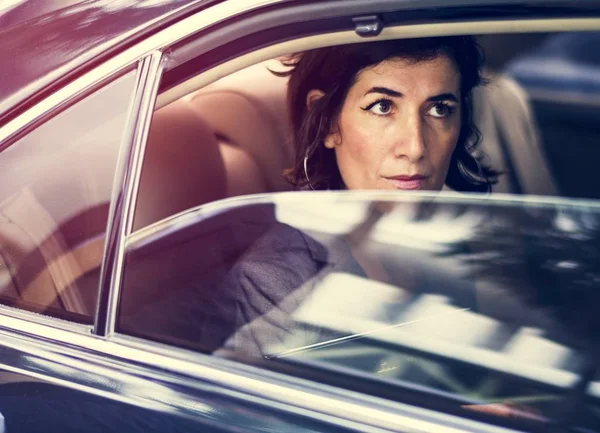 Professionell affärskvinna i bil — Stockfoto