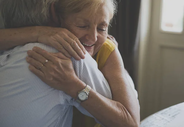 Senior cuplu îmbrățișare — Fotografie, imagine de stoc
