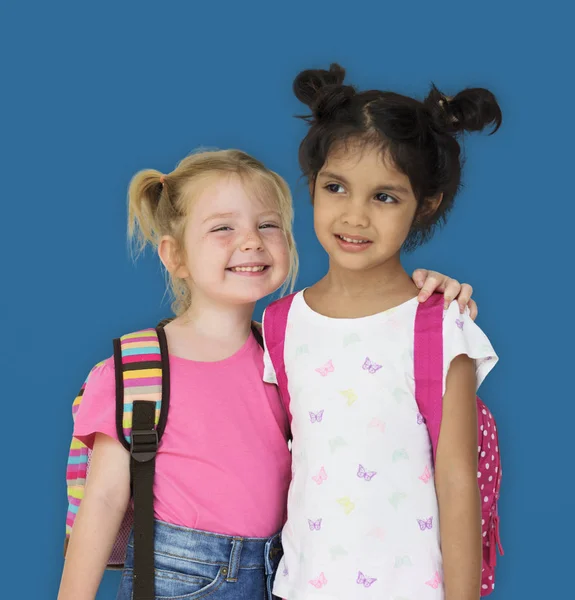 Leuke kleine meisjes met zakken — Stockfoto