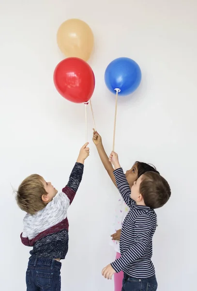 Kinderen houden van ballonnen — Stockfoto