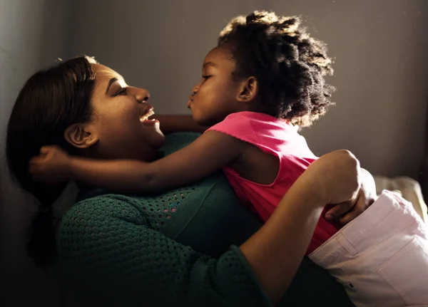 Madre pasando tiempo con su hija — Foto de Stock