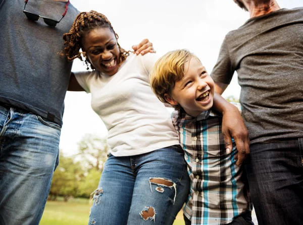 Gente feliz acurrucándose y sonriendo juntos —  Fotos de Stock