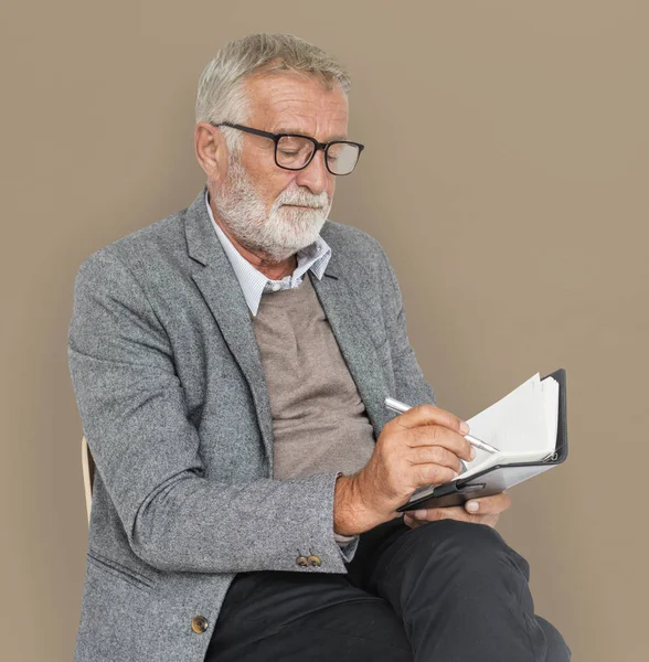 Sesión de estudio de hombre de negocios senior — Foto de Stock