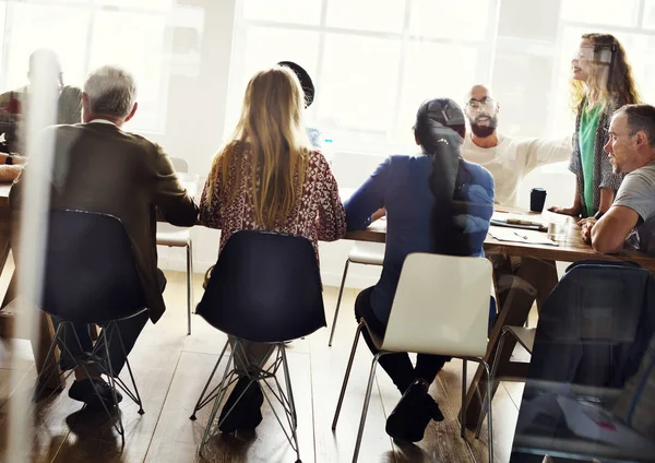 Menschen sitzen bei Geschäftstreffen am Tisch — Stockfoto