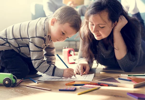 Madre enseñando hijo a dibujar —  Fotos de Stock