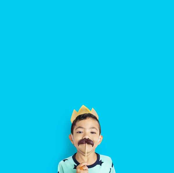 Junge mit Papierschnurrbart — Stockfoto
