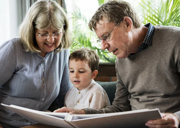 Nonni e nipote lettura libro — Foto Stock