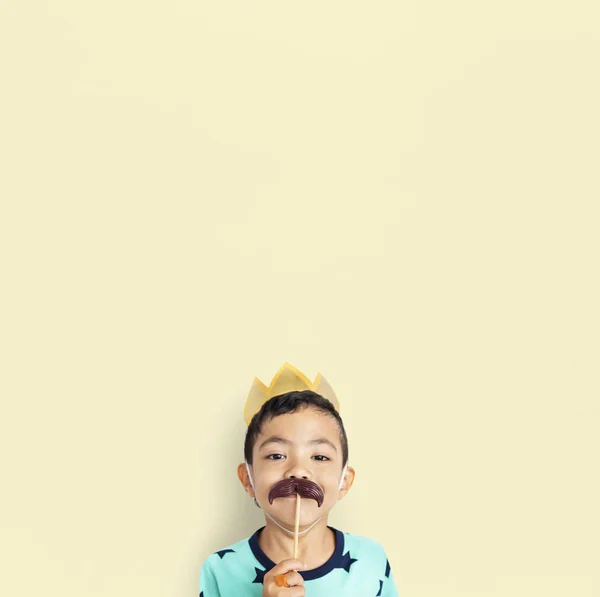 Junge mit Papierschnurrbart — Stockfoto