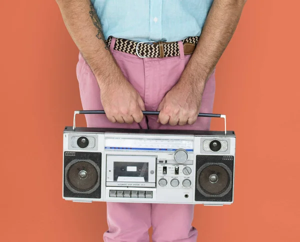 Boombox άνθρωπος κρατάει ραδιόφωνο — Φωτογραφία Αρχείου