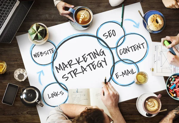 Mesa con póster con Estrategia de Marketing — Foto de Stock