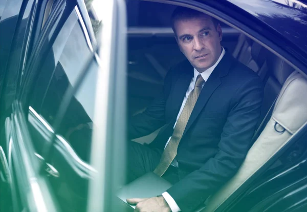 Affärsman i kostym som sitter i bilen — Stockfoto