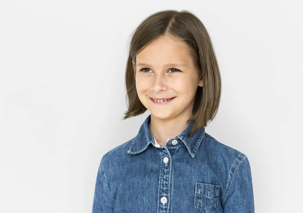 Bambina che indossa una camicia jeans — Foto Stock