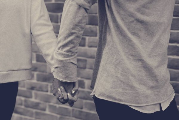 Пара держащихся за руки