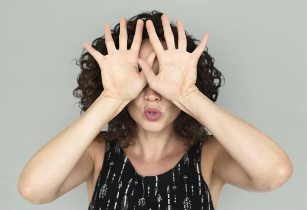 Kobiety z kręconymi włosami zasłania twarzy — Zdjęcie stockowe