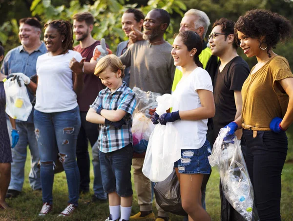 Gente limpiando basura al aire libre —  Fotos de Stock