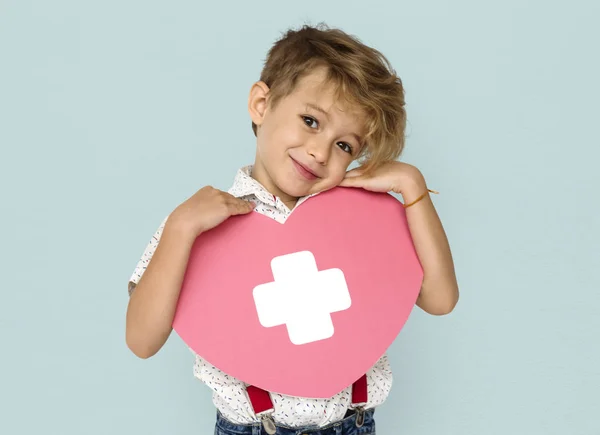 Pojke innehav Papercraft hjärta — Stockfoto