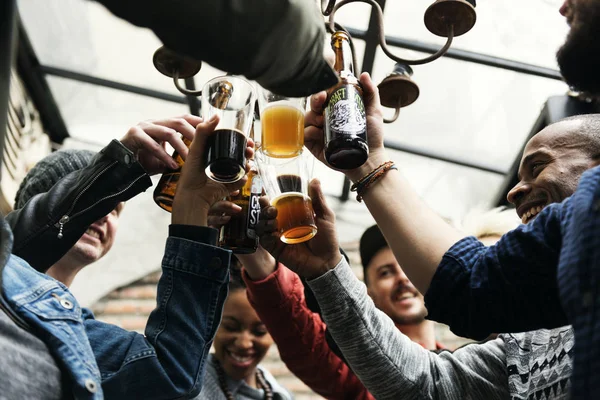 La gente saluda con cerveza — Foto de Stock