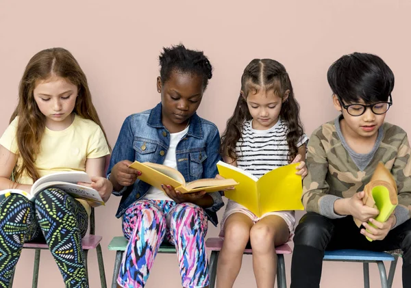 Niños sentados en sillas con libros — Foto de Stock