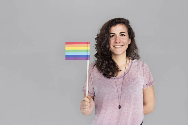 Mulher com bandeira do arco-íris — Fotografia de Stock